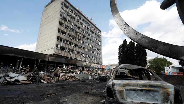 Penampakan Kota Vinnytsia Porak Poranda Digempur Rusia Emergency services work next to a damaged building at the site of a Russian military strike, as Russia's attack on Ukraine continues, in Vinnytsia, Ukraine July 14, 2022. REUTERS/Valentyn Ogirenko