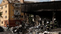 Sementara itu, Rusia lagi-lagi menyangkal bahwa mereka tak menargetkan warga sipil dalam setiap operasi militernya di Ukraina. Moskow mengklaim selalu menargetkan fasilitas militer Ukraina dalam melancarkan invasinya.