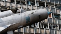 Presiden Volodymyr Zelensky mengutuk keras serangan itu yang dia anggap semakin memperjelas kejahatan perang yang dilakukan Rusia di Ukraina.