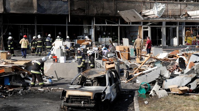 Penampakan Kota Vinnytsia Porak Poranda Digempur Rusia Emergency services work next to a damaged building at the site of a Russian military strike, as Russia's attack on Ukraine continues, in Vinnytsia, Ukraine July 14, 2022. REUTERS/Valentyn Ogirenko