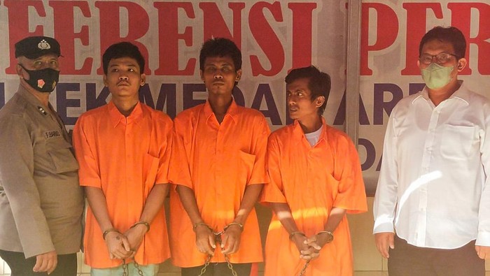 Tiga pria pencuri pintu di rumah kosong, Jalan HM Joni, Kecamatan Medan Denai, Kota Medan, Sumatera Utara, ditangkap polisi. Apesnya, barang curian tidak laku dijual dan kini ketiganya mendekam di sel tahanan kepolisian. Istimewa