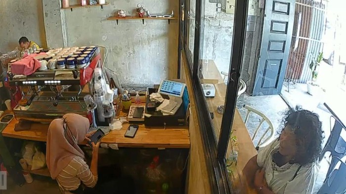 Pencurian HP di kafe terekam CCTV.