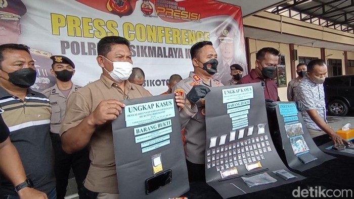 Polisi menunjukkan barang bukti sabu