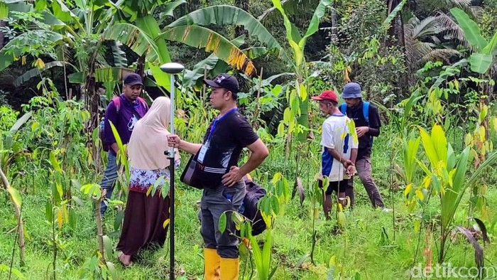 Pengukuran Tahap 2 lahan kuari Desa Wadas, Kecamatan Bener, Kabupaten Purworejo, Jumat (15/7/2022).