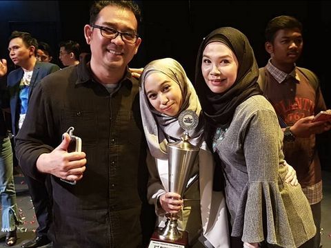 Penyanyi asal Malaysia viral, Nuha Sakinah Binti Saiful Bahrin Penyanyi asal Malaysia viral, Nuha Sakinah Binti Saiful Bahrin membawakan lagu berjudul Casablanca dan berduet dengan Naufal Azrin.