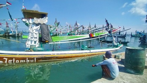 Perahu tenggelam di Kolam Labuh PPN Pengambengan, Desa Pengambengan, Kecamatan Negara, Jembrana, Jumat, (15/7/2022)