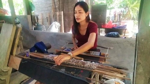 Perajin tenun cagcag Kembar Sari, Banjar Anyar, Desa Batu Agung, Kecamatan Jembrana, Kabupaten Jembrana, Bali Jumat (15/7/2022)