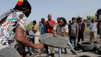 Demonstran membangun penghalang jalan saat kemarahan memuncak atas kekurangan bahan bakar yang meningkat akibat kekerasan geng, di Port-au-Prince, Haiti, Rabu, (13/7/2022). 