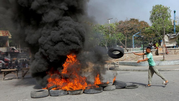 People push a car after running out of petrol as anger mounted over fuel shortages that have intensified as a result of gang violence, in Port-au-Prince, Haiti, July 13, 2022. REUTERS/Ralph Tedy Erol REFILE - QUALITY REPEAT