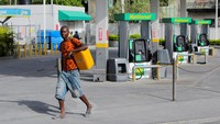 Pompa bensin terpaksa menutup dan menghentikan operasional karena adanya perang antar geng tersebut.