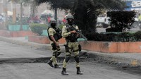 Polisi membersihkan jalan ketika para demonstran membakar ban untuk memprotes kekurangan bahan bakar yang sedang berlangsung. 