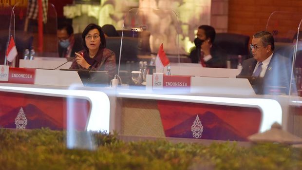 Menteri Keuangan Sri Mulyani Indrawati (kiri) bersama Gubernur Bank Indonesia Perry Warjiyo (kanan) menyampaikan sambutan pembukaan Pertemuan Menteri Keuangan dan Gubernur Bank Sentral (FMCBG) G20 di Nusa Dua, Bali, Jumat (15/7/2022). Pertemuan tersebut berlangsung 15-16 Juli 2022 untuk membahas tujuh agenda utama menyangkut berbagai isu ekonomi global dan keuangan. ANTARA FOTO/Nyoman Budhiana.