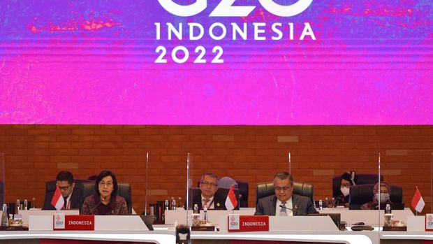 Menteri Keuangan Sri Mulyani Indrawati (kedua kiri) bersama Gubernur Bank Indonesia Perry Warjiyo (ketiga kanan) menyampaikan sambutan pembukaan Pertemuan Menteri Keuangan dan Gubernur Bank Sentral (FMCBG) G20 di Nusa Dua, Bali, Jumat (15/7/2022). Pertemuan tersebut berlangsung 15-16 Juli 2022 untuk membahas tujuh agenda utama menyangkut berbagai isu ekonomi global dan keuangan. ANTARA FOTO/Nyoman Budhiana.