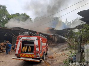 Pabrik Kayu Jati di Bantul Terbakar 4 Jam, Kerugian Ratusan Juta