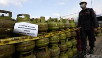 Selain tersangka, barang bukti tabung LPG juga diamankan polisi.