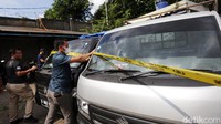 Sejumlah mobil yang digunakan untuk mendistribusikan gas oplosan juga diamankan polisi.