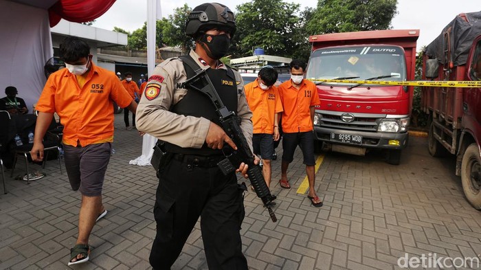 Polisi Bongkar Pengoplosan Gas Bersubsidi di Jakarta Timur Petugas kepolisian mengamankan 3.344 tabung gas oplosan di Jakarta Timur, Jumat (15/7/2022). Direktorat Tindak Pindana Tertentu Bareskrim Polri mengungkap kasus penyalahgunaan lpg bersubsidi dengan modus menyuntikkan gas 3 kg bersubsidu ke tabung gas berukuran 5,5 kg, 12 kg dan 50 kg yang dijual harga non subsidi.