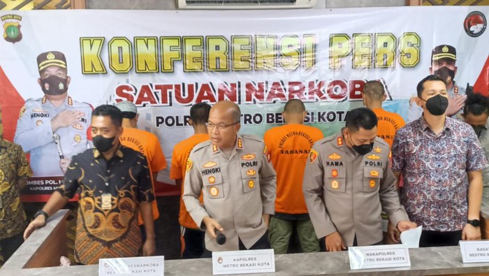 Polisi menangkap pengedar narkoba bersenpi di Bekasi