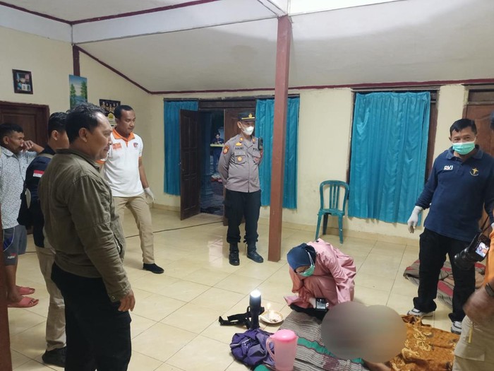 Polisi olah TKP pembunuhan nenek di Madiun