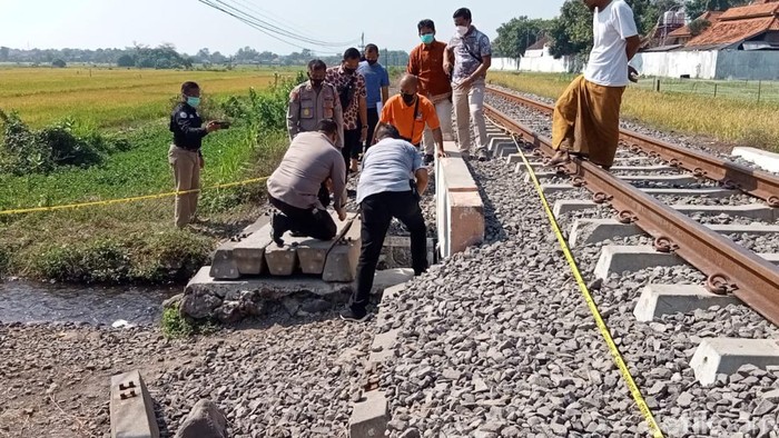 Polisi olah TKP penemuan mayat di Probolinggo