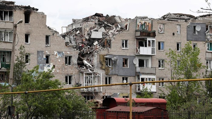 Popasna Ukraina Jadi 'Kota Hantu' Usai Dikuasai Rusia Dua bulan setelah jatuh ke tangan Rusia, kota Popasna di Ukraina bagian timur telah berubah menjadi 'kota hantu'. Tak ada aktivitas warga di kota tersebut.