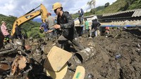 Hujan deras yang mengguyur wilayah Kolombia menyebabkan sebuah bangunan sekolah tertimbun longsor.
