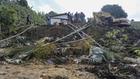 Mengutip AP, sedikitnya dua orang anak tewas saat longsor menimbun bagian sekolah ketika para siswa tengah istirahat.