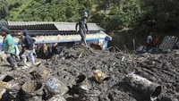 Pencarian dan evakuasi korban longsor dilakukan oleh warga setempat dan petugas penyelamat.
