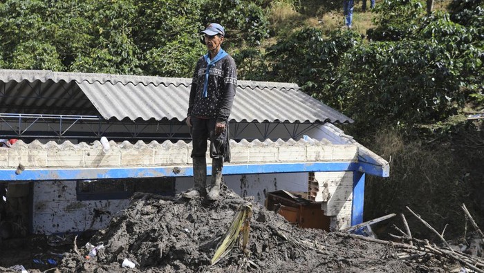 Potret Evakuasi Korban Longsor yang Tertimbun di Sekolah Kolombia Sebuah sekolah di Kolombia tertimbun longsor pascahujan deras melanda wilayah tersebut. Warga dan petugas penyelamat bahu membahu mengevakuasi korban longsor.