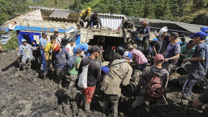 Sebuah sekolah di Kolombia tertimbun longsor pascahujan deras melanda wilayah tersebut. Warga dan petugas penyelamat bahu membahu mengevakuasi korban longsor.