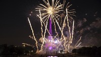 Sebagai informasi, perayaan Hari Bastille diwarnai dengan parade besar militer dan pesta kembang api.