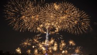 Penampakan kembang api yang menerangi Menara Eiffel di Paris selama perayaan Bastille Day, Kamis (14/7/2022) malam waktu setempat.