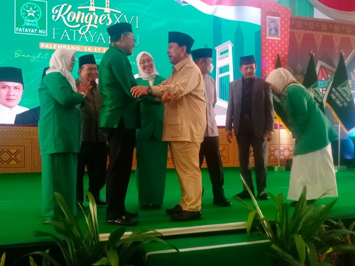 Momen mesra Prabowo dengan elite PKB di Kongres Fatayat NU XVI di Palembang, Sumsel, Jumat (15/7/2022).