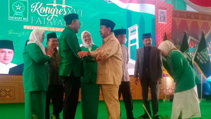 Momen mesra Prabowo dengan elite PKB di Kongres Fatayat NU XVI di Palembang, Sumsel, Jumat (15/7/2022).