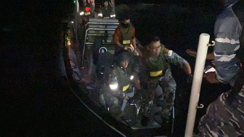 Proses evakuasi awak kapal perang angkatan laut Australia atau Royal Australian Navy, Lt Cdr. Mohommed Zeed yang terkena penyakit jantung ketika bertugas.