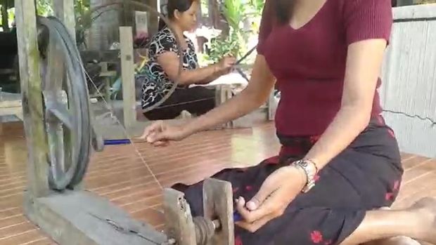 Proses pembuatan tenun cagcag Jembrana, Proses pembuatan tenun cagcag, proses pertama mulai menyiapkan benang dengan menggulung benang ke dalam bundar atau jangkar tempat benang