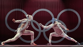 Berikutnya, ada pertandingan anggar yang menampilakn logo Olimpiade dengan dua petarung. Keren banget!