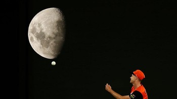Seorang atlet kriket terlihat melemparkan bola menuju bulan. Efek dramatis ini lagi-lagi menggunakan teknik double exposure.