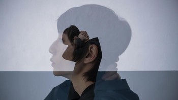 Lalu ada seorang model dari Paris Fashion Week yang sedang berpose setengah badan digabungkan dengan foto close up.