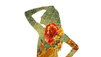 Pose seorang model yang anggun dipadu dengan motif kain warna-warni membuat double exposure ini terlihat menawan.