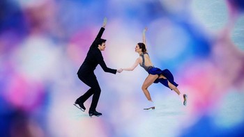 Pasangan figure skating ini menari-nari di dunia penuh warna.