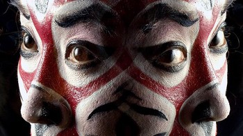 Dalam foto terlihat seorang karakter cerita rakyat China dijepret close up dengan teknik double exposure.