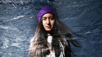 Foto potrait dipadu dengan foto genangan membuat hasil dari double exposure ini nampak dramatis.