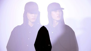 Ini dia salah satu contoh jepretan double exposure. Seorang model dari Paris Fashion Week tersebut terlihat membelah diri.