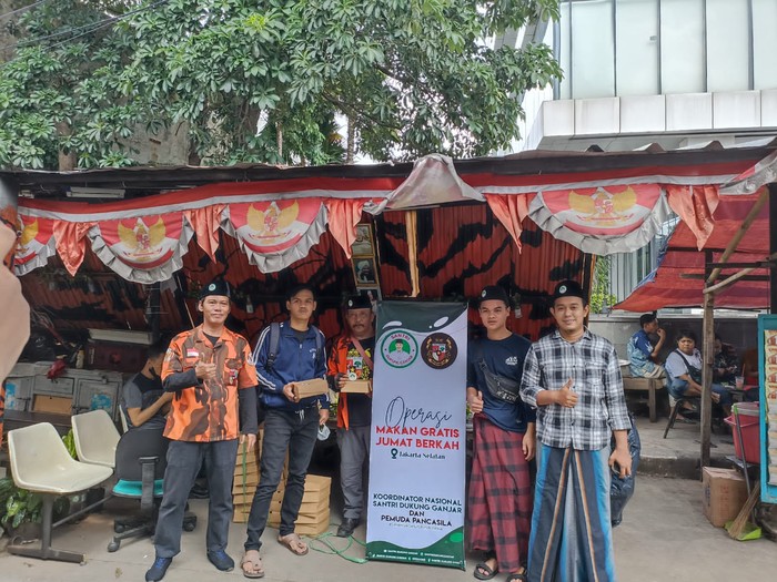 Relawan Ganjar Bagi-bagi 400 Paket Makanan ke Warga Jakarta