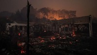 Sebuah restoran hancur dilalap api akibat kebakaran hutan yang menyebar di daerah dekat pantai Cazaux lac, dekat La Teste-de-Buch, barat daya Prancis, Jumat (15/7/2022) waktu setempat.  