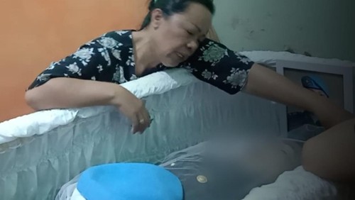 Rosti Simanjuntak saat meratapi jasad anaknya Brigadir Yoshua. (foto: istimewa)