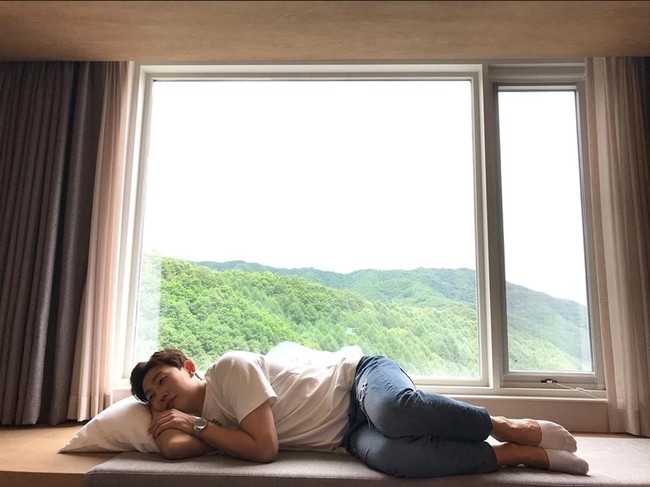 Begini pemandangan di dari jendela rumahnya. Foto: YouTube