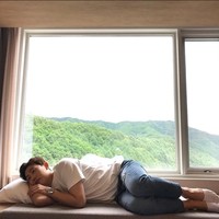 Begini pemandangan di dari jendela rumahnya. Foto: YouTube