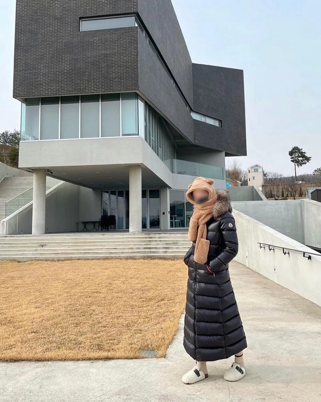 Kang Ki Young cukup sering menunjukkan kesehariannya di media sosial. Ia pun tak ragu menampilkan isi rumahnya yang tak banyak dilakukan artis-artis Korea. Foto: YouTube